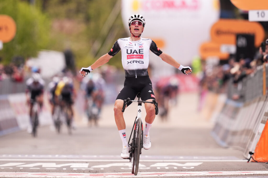 Giro d’Italia 2025: Ayuso vince la settima tappa. Roglic nuova maglia rosa