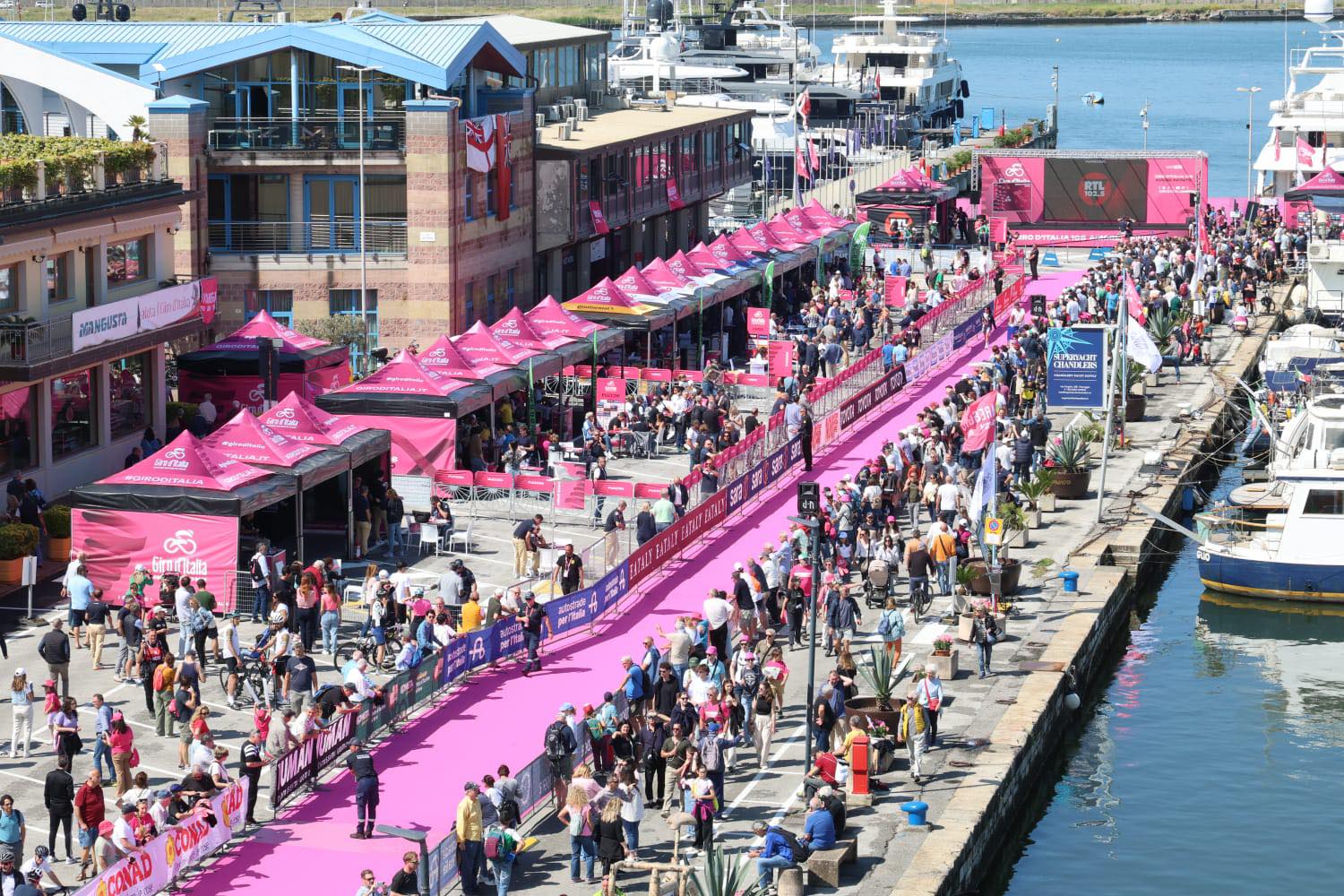 Giro d’Italia 2025: Carapaz vince in solitaria l’undicesima tappa, Del Toro sempre in rosa