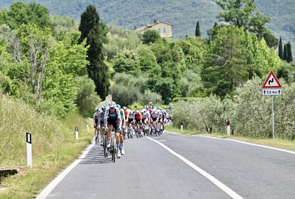 Giro d’Italia 2025: Van Aert vince la tappa di Siena, Del Toro in maglia rosa. Martedì Lucca-Pisa