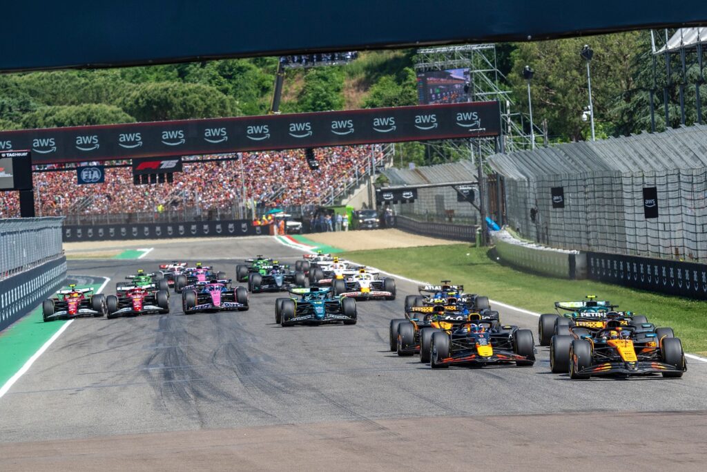 Formula 1, Gp Emilia Romagna: trionfo di Verstappen davanti a Norris e Piastri. Hamilton quarto