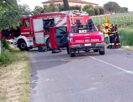 Gambassi Terme: centauro muore nel frontale con un’auto. Sbalzato di sella finisce in un canale