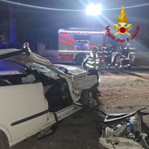 Viareggio, incidente stradale: auto contro albero nella notte. Ragazza incastrata tra le lamiere