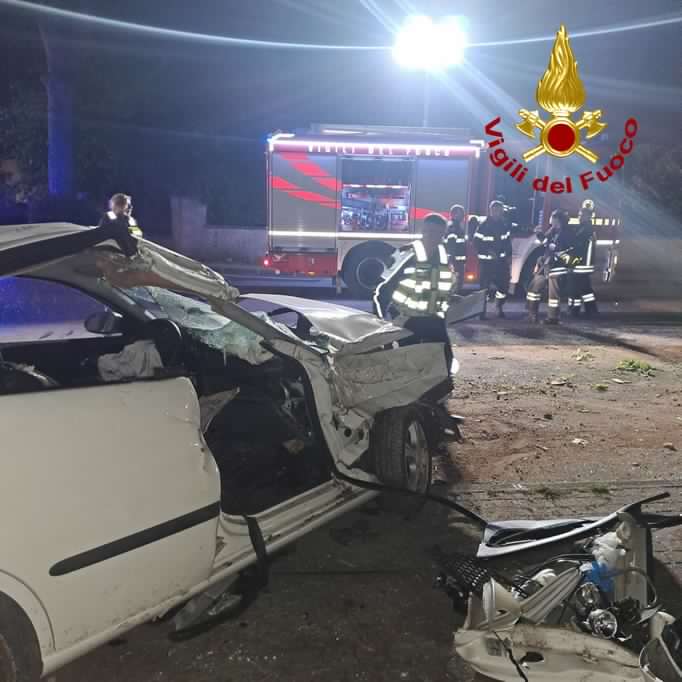 Viareggio, incidente stradale: auto contro albero nella notte. Ragazza incastrata tra le lamiere