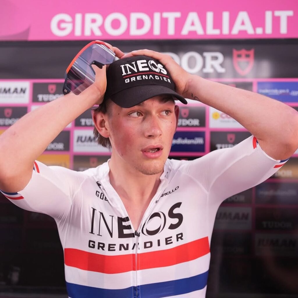 Giro d’Italia 2025: Tarling vince la cronometro di Tirana. Roglic è la nuova maglia rosa