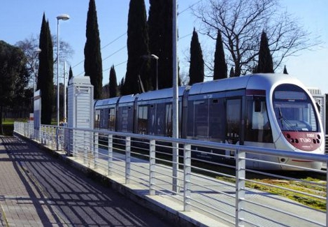 Firenze, tramvia: ruba il cellulare a 17enne per comprare droga. Preso il presunto spacciatore: aveva anche 4mila euro