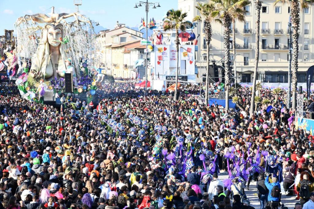 Carnevale di Viareggio in estate: eventi, spettacoli e sfilate a luglio e agosto