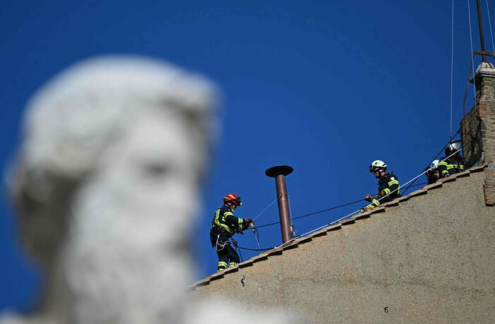 Conclave: montato comignolo della fumata sul tetto della Sistina