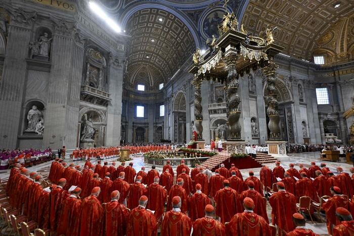 Conclave: cardinali elettori ai loro posti. Pronunciato “l’Extra omnes”. Il testo del giuramento
