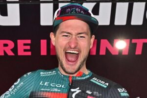 Giro d’Italia 2025: Il tedesco Denz vince la Morbegno-Cesano Maderno. Del Toro blinda la maglia rosa