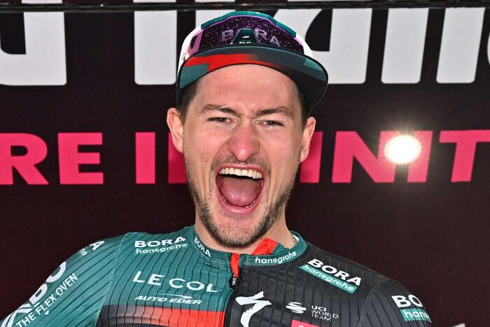 Giro d’Italia 2025: Il tedesco Denz vince la Morbegno-Cesano Maderno. Del Toro blinda la maglia rosa