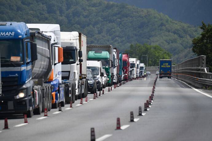 Fipili: scatta il divieto di sorpasso per i tir. I tratti interessati