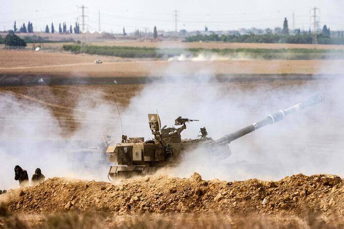 Israele: pronti a invadere Gaza. Netanyahu vuole “sfollare” i palestinesi. Raid contro lo Yemen