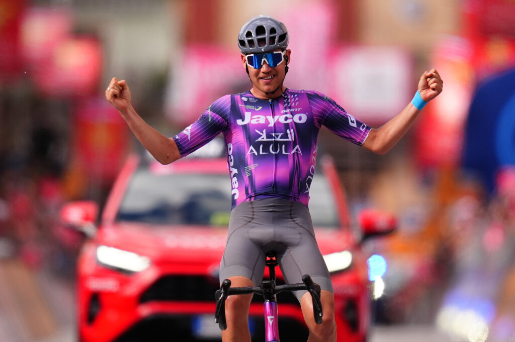 Giro d’Italia 2025: fuga vincente di Plapp nel finale. Ulissi nuova maglia rosa. Domani l’arrivo a Siena