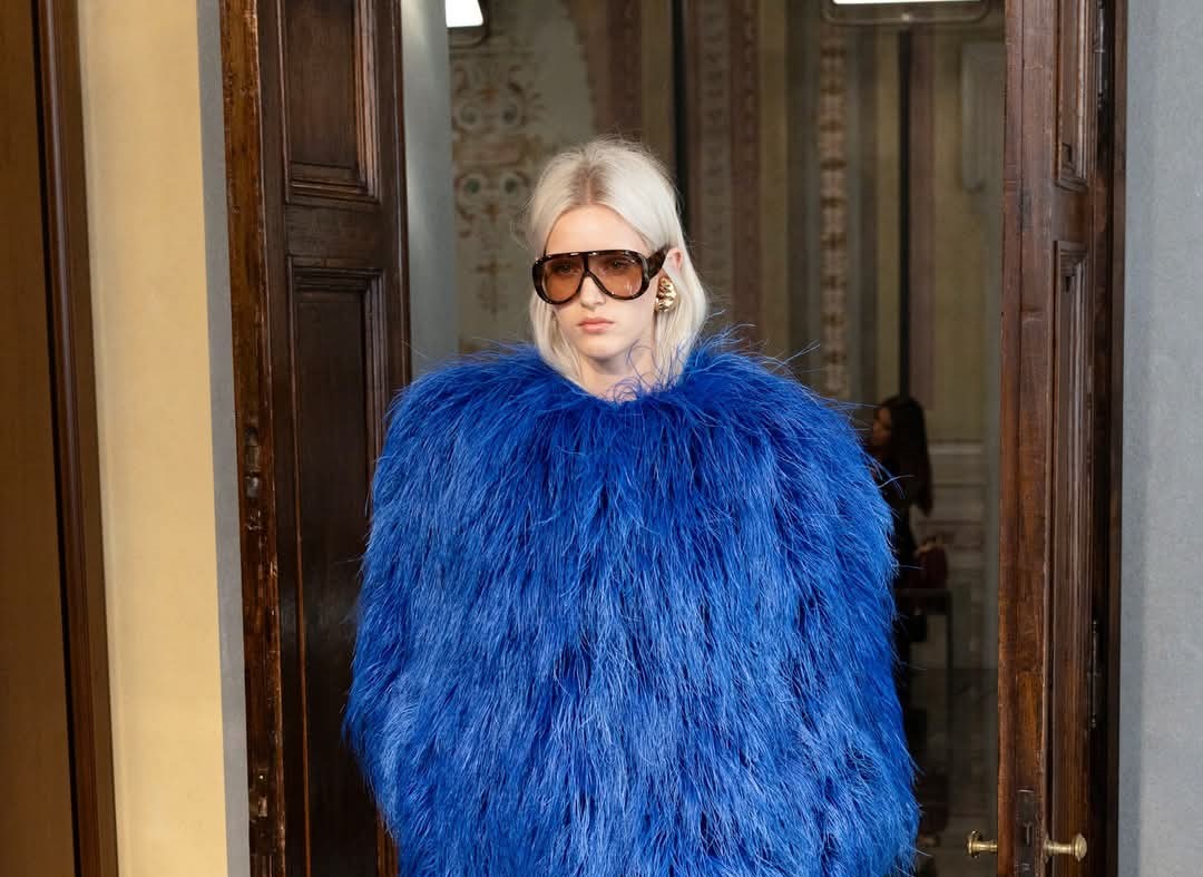 Moda: sfilata di Gucci al tramonto a Firenze. Passerella in via delle Caldaie e Santo Spirito. Polemica sulla targa per Guccio (Foto)