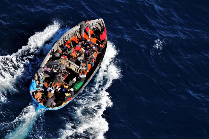 Migranti: gommone soccorso a Lampedusa. A bordo tre cadaveri, due sono bambini