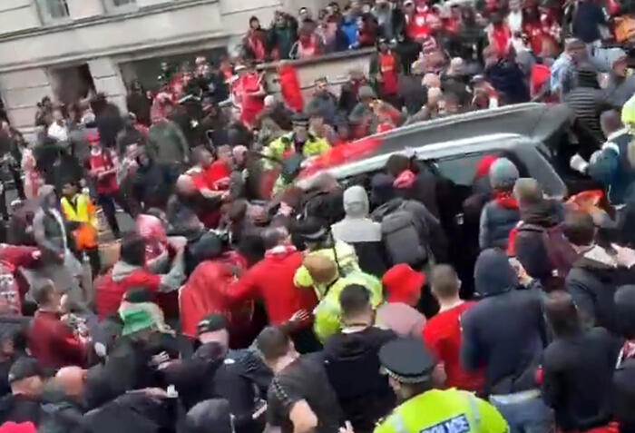 Liverpool: auto travolge tifosi che festeggiano la vittoria in Premier. Numerosi feriti, arrestato un uomo