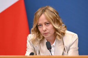 Messaggio choc: “Auguro alla figlia della Meloni la fine della ragazza di Afragola”. Autore sarebbe un professore. Solidarietà trasversale