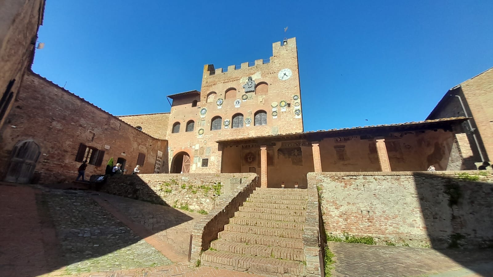 “Tre di cento. Donne nel Decameron” Dà Vita ai Racconti del Boccaccio a Palazzo Pretorio