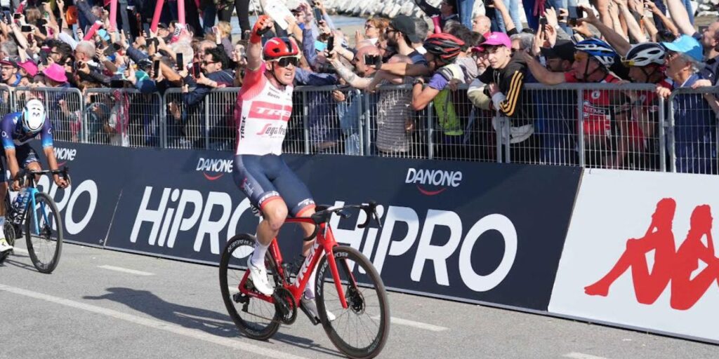 Giro d’Italia 2025: Pedersen vince la prima tappa e conquista la maglia rosa a Tirana. Brutta caduta per Landa