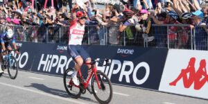 Giro d’Italia 2025: Pedersen vince la prima tappa e conquista la maglia rosa a Tirana. Brutta caduta per Landa