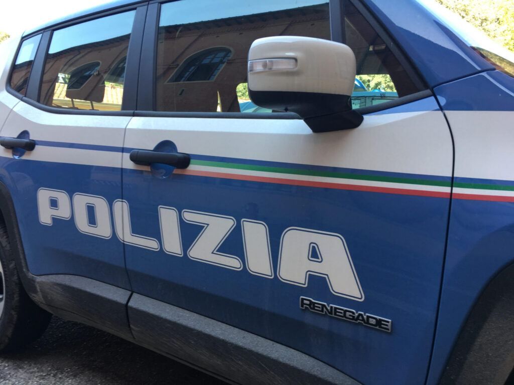 Firenze: spacca finestrino auto nel viale Rosselli. Arrestato al Prato