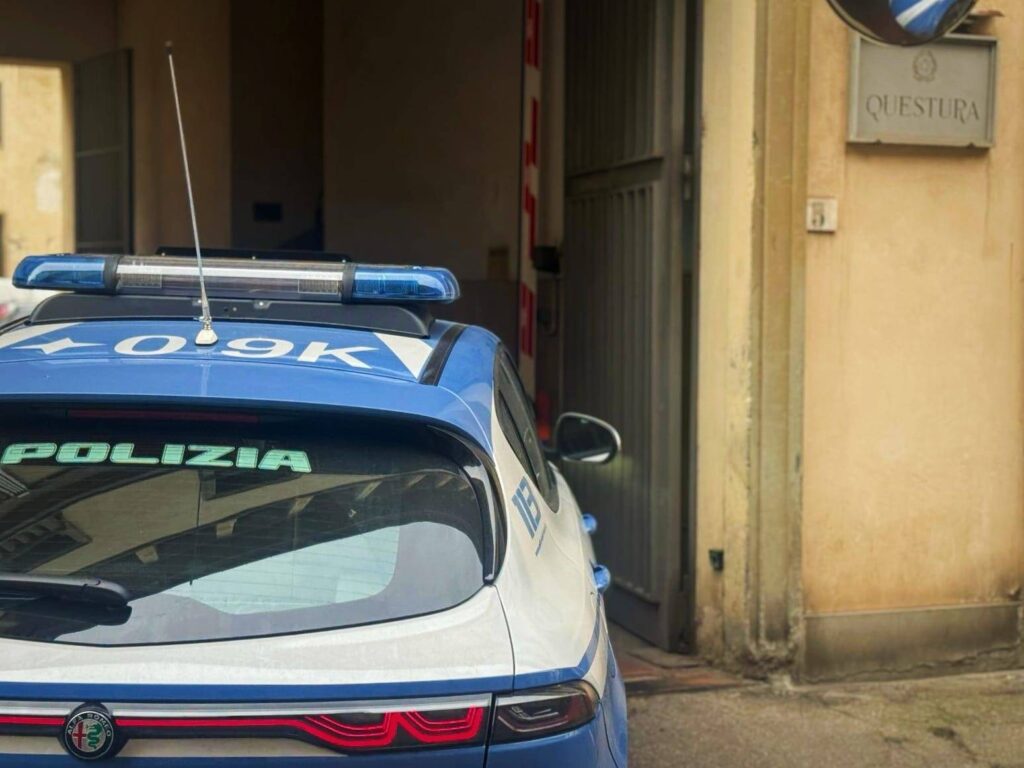 Firenze: rapina con un coltello negozio di via dell’Albero e minaccia passanti alla Stazione. Arrestato 49enne