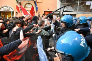 Decreto sicurezza, Meloni: “Difende la legalità e la proprietà privata”. Opposizioni all’attacco. Incidenti in piazza