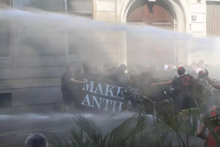 Migranti: raduno a Gallarate dell’ultradestra, Scontri a Milano fra i centri sociali e la polizia. Fischi al sindaco Sala