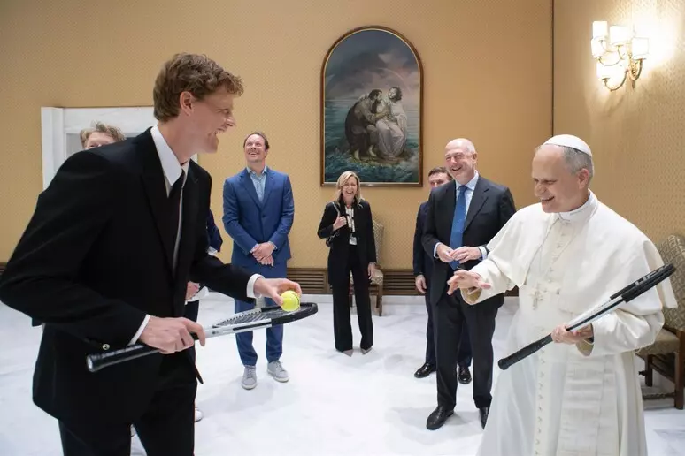 Sinner da Papa Leone XIV: ricevuto insieme ai genitori. La racchetta donata al Pontefice