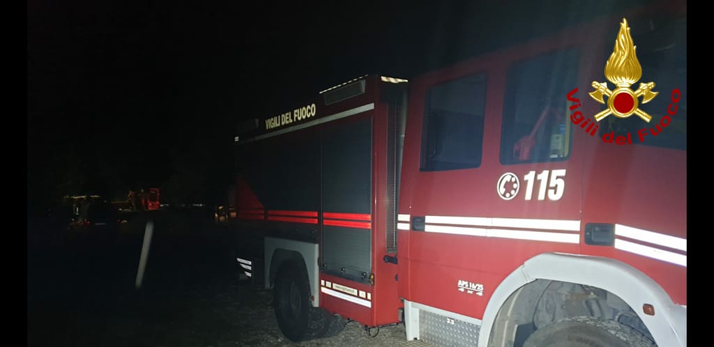 Firenze, incendio nella notte alle Cure: in fiamme i volumi del libraio senza fissa dimora. La condanna della sindaca