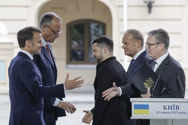 Ucraina e Russia: non c’è accordo, solo scambio di prigionieri. Meloni: “Niente truppe italiane a Kiev”. Gelo con Macron