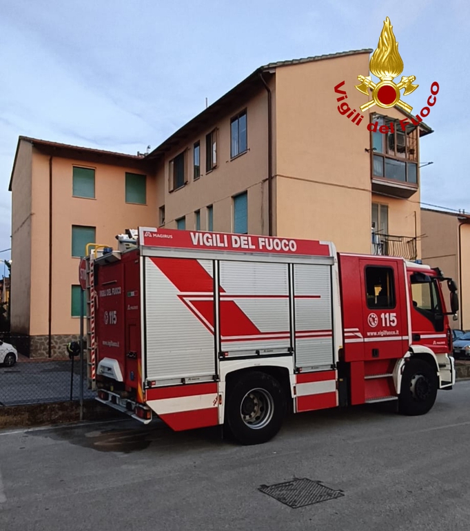 Grosseto: appartamento in fiamme in via Marsiliana. Cane intrappolato sulla terrazza, salvato dai vigili del fuoco