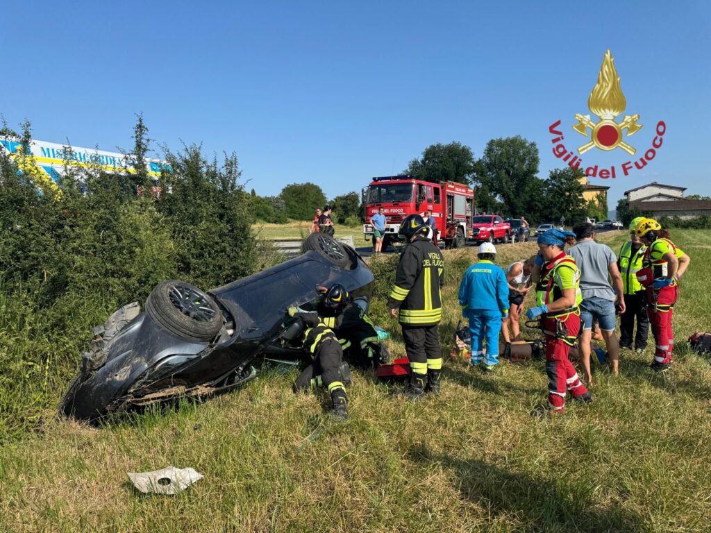 Poppi: scontro fra auto, una si ribalta. Conducente incastrata nell’abitacolo