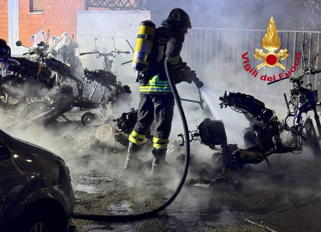 Firenze: bruciati 7 scooter nella notte in via Corcos. Indagano le forze dell’ordine