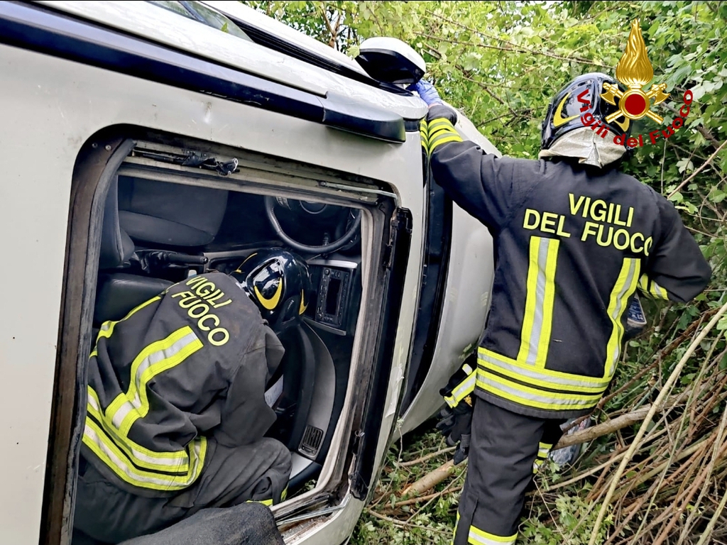 Siena, incidente stradale: auto sbanda, passeggero incastrato con braccio sotto la vettura