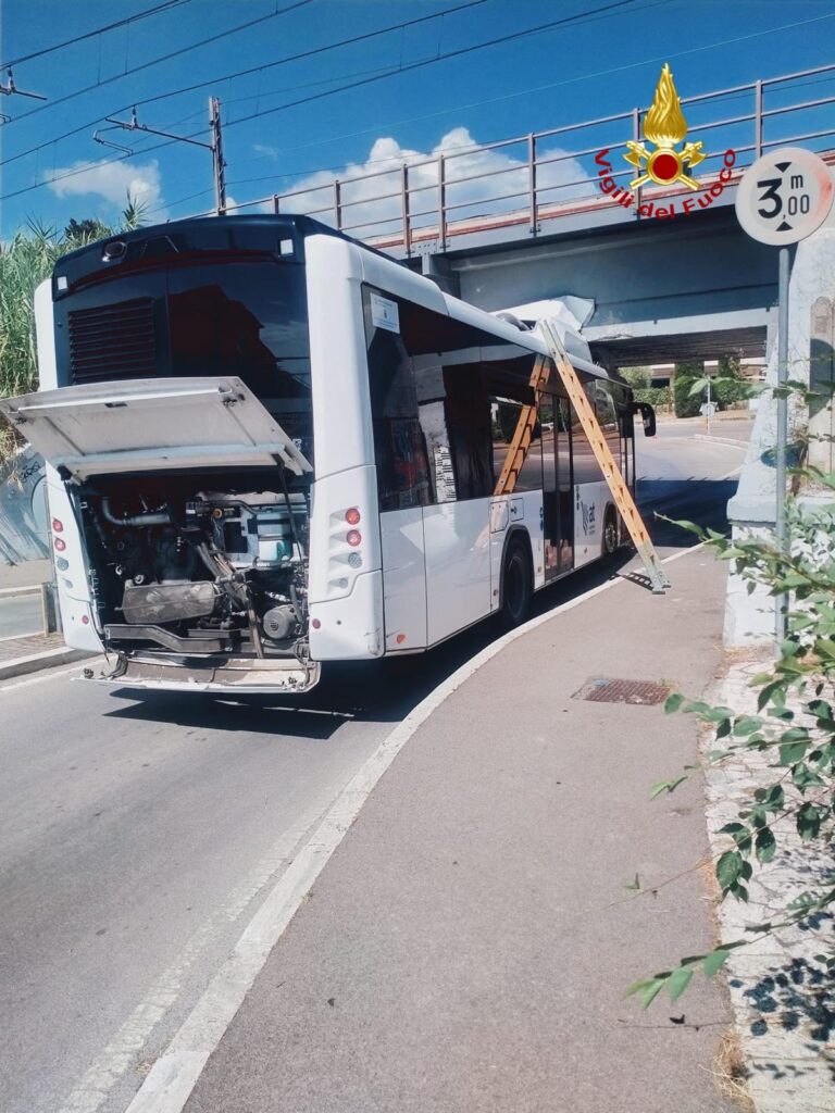 Grosseto: bus incastrato nel sottopasso ferroviario. Circolazione treni sospesa per oltre un’ora