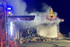 Empoli: incendio nella notte in magazino alimentare. Tonnellate di prodotti da buttare. Ipotesi dolosa