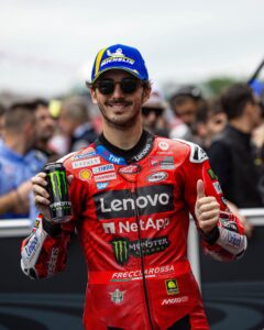 Moto Gp in Olanda: Marc Marquez vince, il fratello Alex cade. Secondo un ottimo Bezzecchi. Terzo Bagnaia