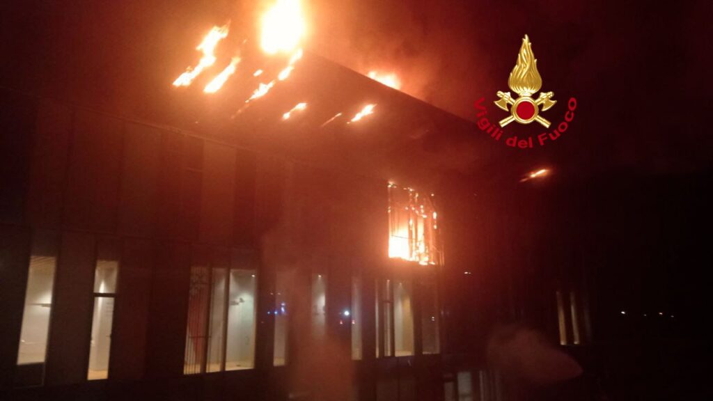 Incendio nella notte al Viola Park: tre giovani calciatori della Fiorentina e un accompagnatore intossicati dal fumo. Foto