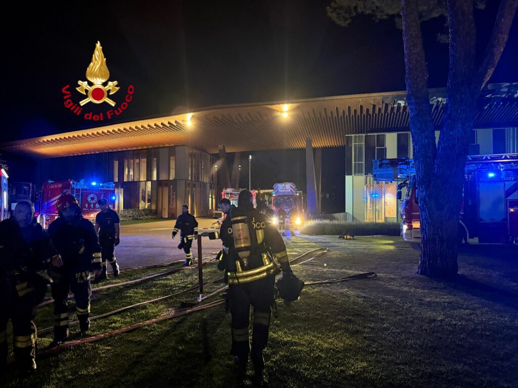 Fiorentina, incendio al Viola Park: “Persone in ospedale già dimesse. La zona del padiglione colpita è stata isolata”