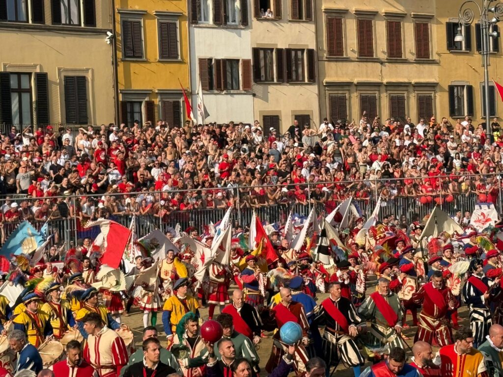 Calcio Storico 2025: stop a vetro, lattine e alcolici. Anche per i Fochi di San Giovanni