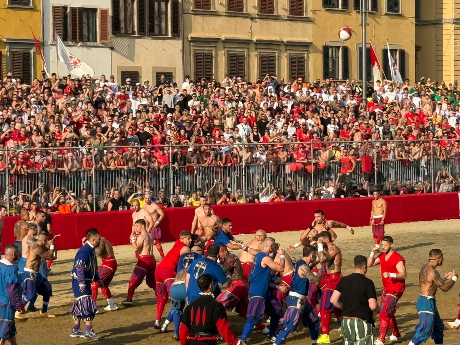 Calcio Storico 2025: Rossi in finale, battuti gli Azzurri 16 cacce e mezzo a 6. Ma alcune regole vanno riviste