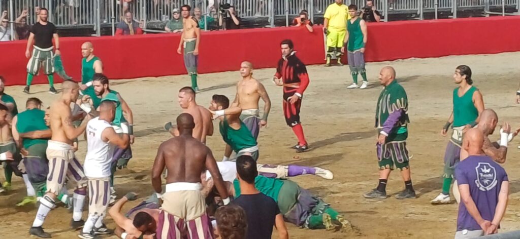 Calcio storico 2025: Verdi in finale con i Rossi. Bianchi battuti con onore: 13 a 10. Partita avvincente