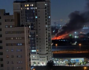 Israele attacca l’Iran, raid sui siti nucleari. Khamenei promette vendetta, Netanyahu sente i leader mondiali