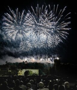 Fochi di San Giovanni 2025: mezz’ora di spettacolo con applausi. E traffico in tilt fino a notte fonda