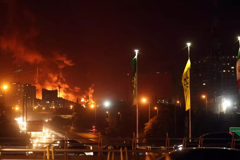 Israele: attacchi iraniani nella notte, 8 morti e 200 feriti. Trump: “Se Teheran ci attacca usiamo la nostra forza distruttiva”