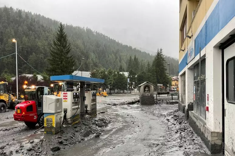 Bardonecchia travolta da valanga di acqua e fango. Devastata dal rio Frejus. Morto un 70enne