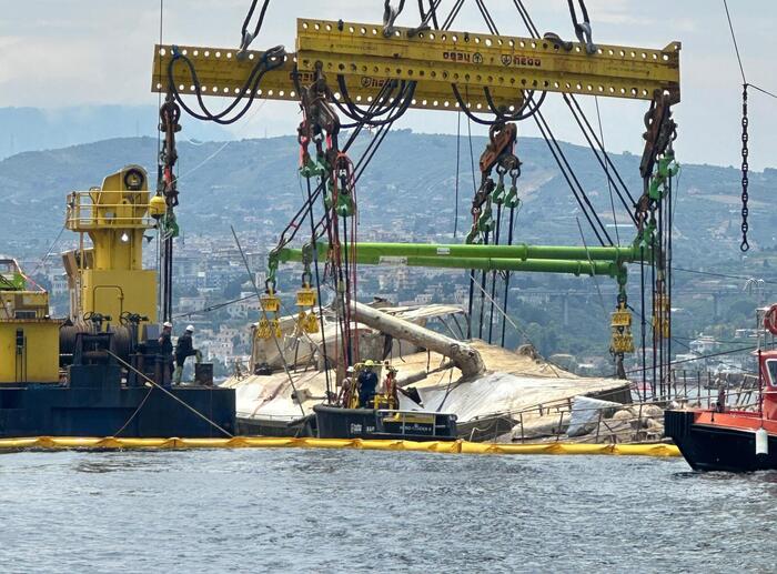 Palermo, Bayesian: il relitto riportato in superficie dopo 10 mesi dal naufragio