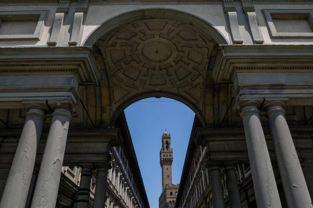 Uffizi: la gru è sparita. Dopo 20 anni. Il ministro Giuli: “Ora vista paradisiaca per i fiorentini”