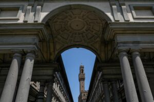 Uffizi: la gru è sparita. Dopo 20 anni. Il ministro Giuli: “Ora vista paradisiaca per i fiorentini”